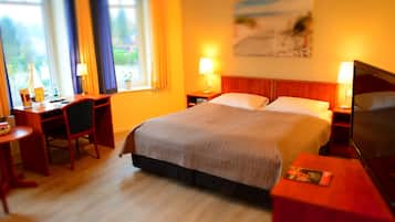 Dobbeltrom – standard | Allergitestet sengetøy, skrivebord og ekstrasenger (mot et tillegg)