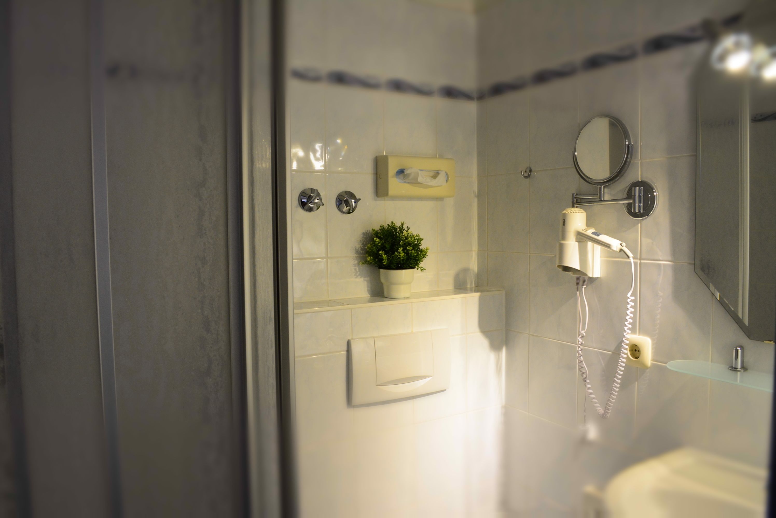 Standard-Doppelzimmer | Badezimmer | Dusche, Haartrockner, Handtücher