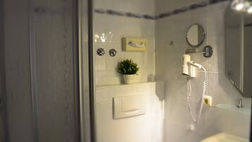Standard-Doppelzimmer | Badezimmer | Dusche, Haartrockner, Handtücher