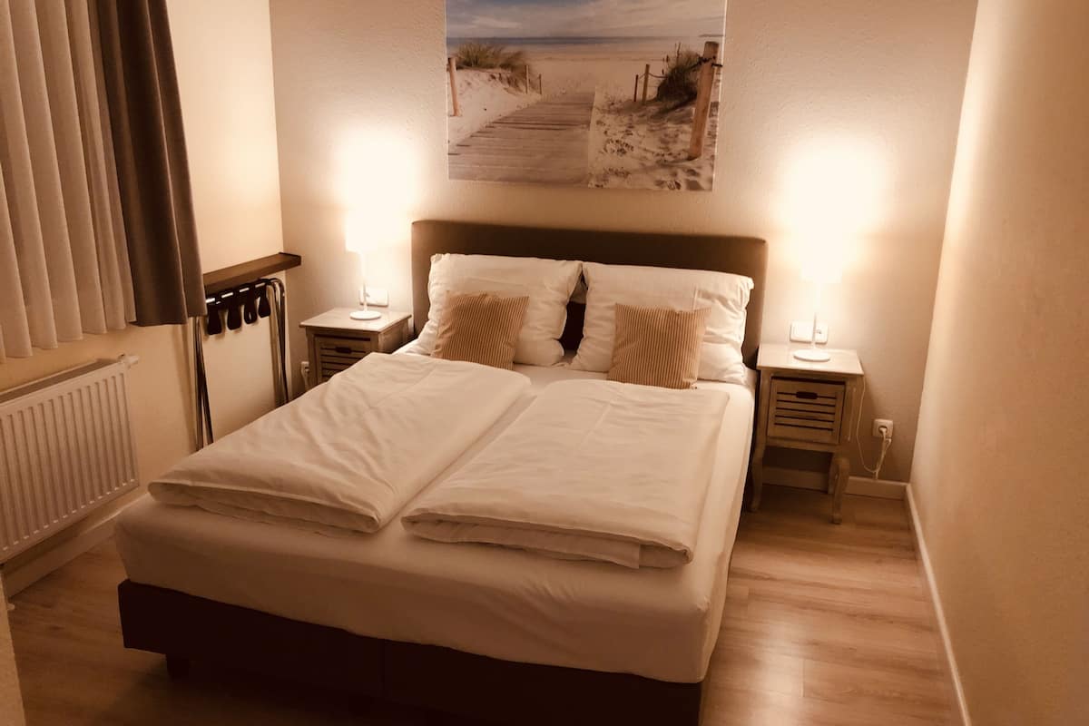 economy double room | hypo-allergenic bedding, desk, rollaway beds, free wifi