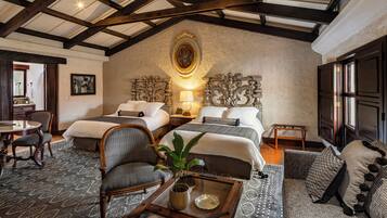 Master Suite, 2 Queen Beds, No. 2 & 9 | Seprai premium, minibar, brankas, dan didekorasi berbeda-beda