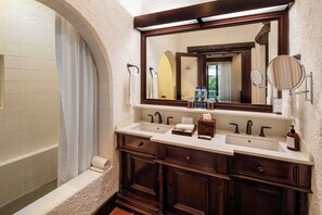 Master Suite with Jacuzzi, 1 King Bed, No. 4 & 3 | Banheiro | Chuveiro, secador de cabelo, roupões de banho, chinelos