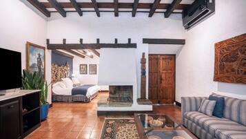 Master Suite with Jacuzzi, 1 King Bed, No. 4 & 3