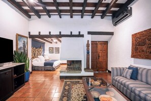 Master Suite with Jacuzzi, 1 King Bed, No. 4 & 3 | Ylelliset vuodevaatteet, minibaari, tallelokero huoneessa