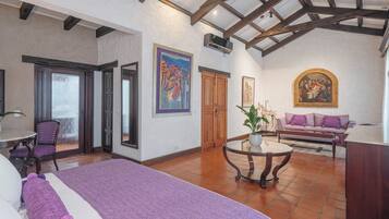 Master Suite, 1 King Bed, No. 5 & 8
