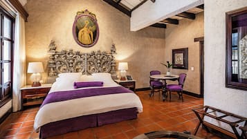 Master Suite, 1 King Bed, No. 5 & 8