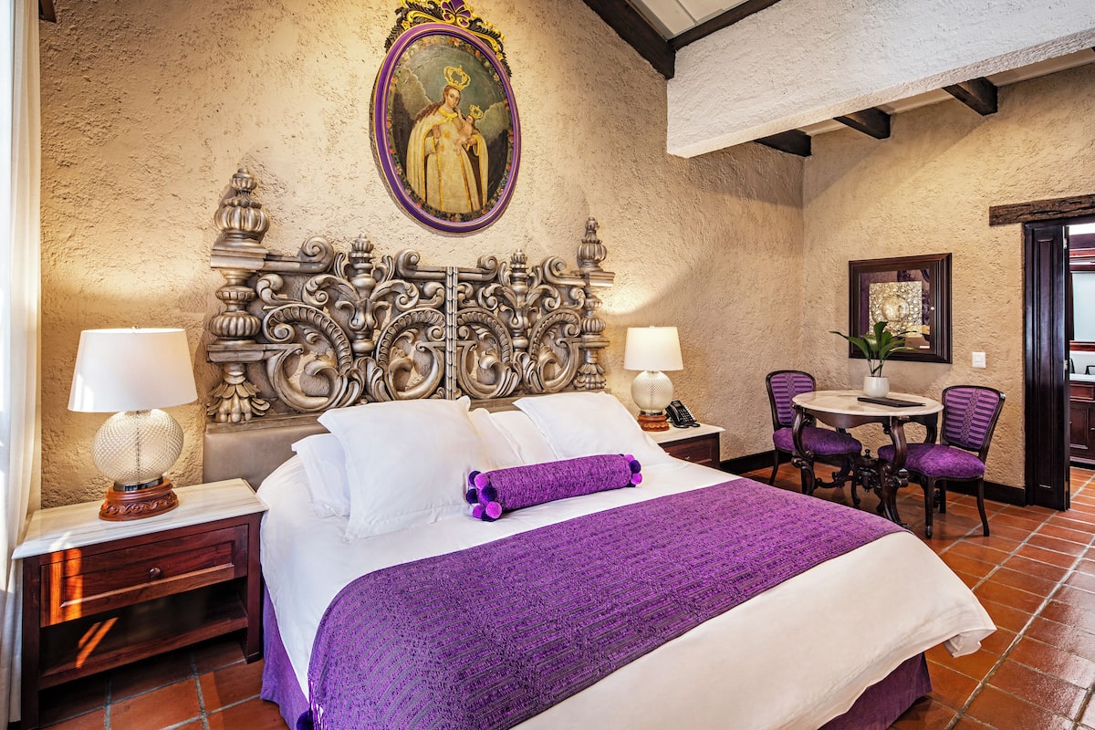 Master Suite, 1 King Bed, No. 5 & 8