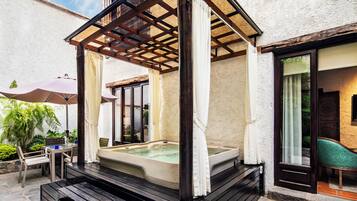 Master Suite with Jacuzzi, 1 King Bed, No. 4 & 3 | Teras/patio