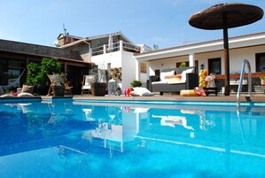 Una piscina al aire libre de temporada