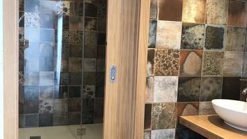 Suite superior, balcón, vista al viñedo | Baño | Regadera, amenidades de baño gratuitas, secadora de cabello, toallas