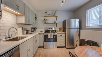 Frigorífico, microondas, horno y placa de cocina