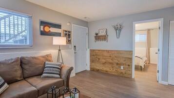 Una televisión, una oficina