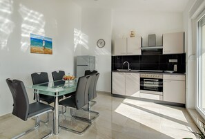 Apartamento, vista para o mar | Cozinha privada | Geladeira, fogão, cooktop, cafeteira/chaleira