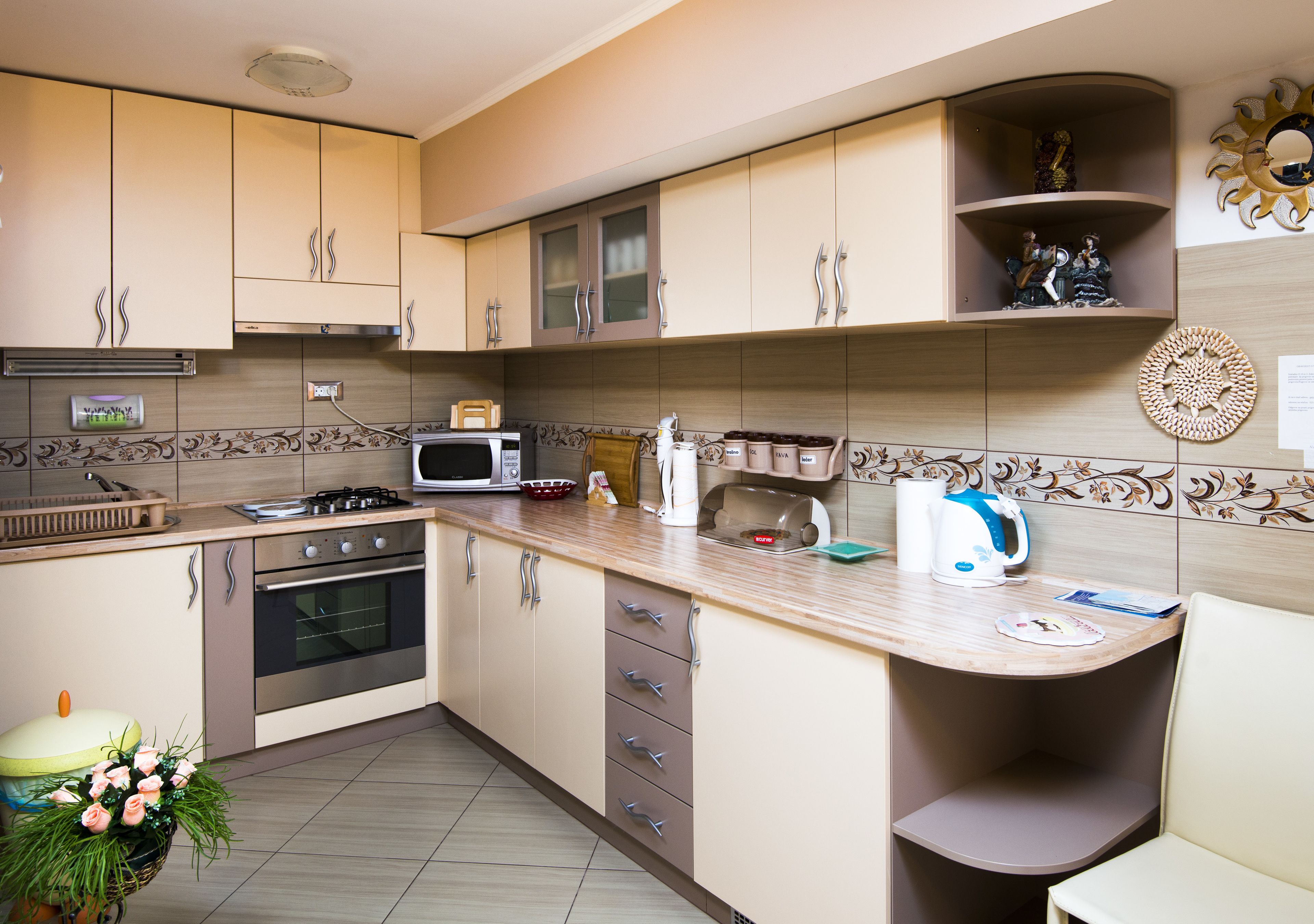 Refrigerador, microondas, placa de cocina, lavavajillas