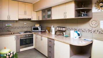 Refrigerador, microondas, placa de cocina, lavavajillas