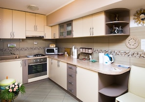 Apartment (White) | Private kitchen | Fridge, microwave, stovetop, dishwasher - Avama View Apartment (Podstrana)