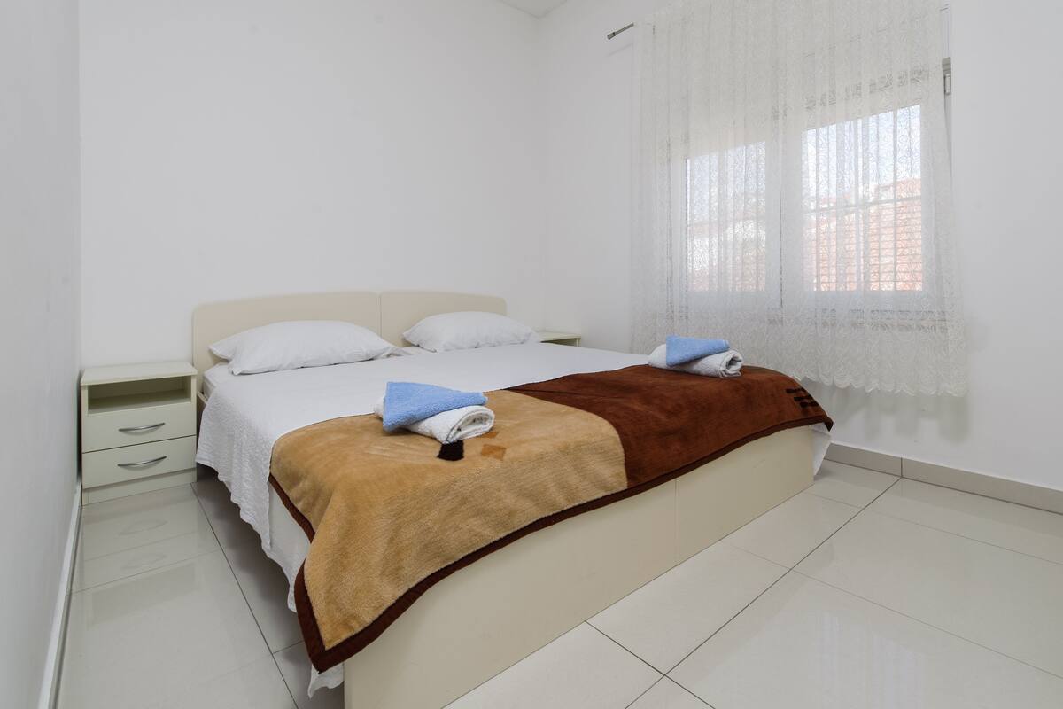Espacio para trabajar con laptop, wifi gratis y ropa de cama