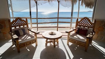 Suite estudio panorámica, vista al mar | Escritorio, espacio para trabajar con laptop y cortinas blackout