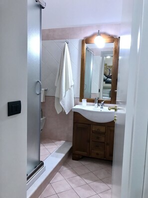 Double Room, Garden View (with extra bed) | Bathroom | Shower, free toiletries, hair dryer, bathrobes - B&B Villa Roma (Piazza Armerina)