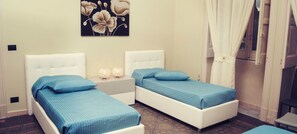 Desk, blackout curtains, soundproofing, free cots/infant beds - B&B Villa Roma (Piazza Armerina)