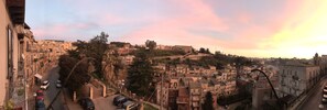 Una vista panorámica de un pueblo histórico con calles estrechas y arquitectura tradicional.