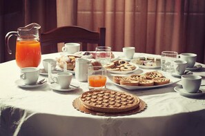 Free daily cooked-to-order breakfast 