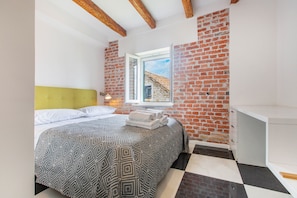 Escritorio, wifi gratis y ropa de cama 