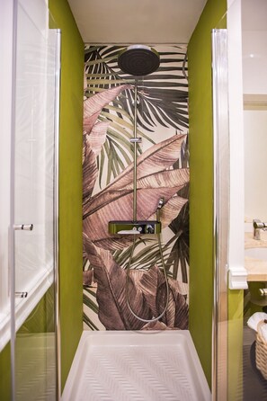 Shower, rainfall showerhead, free toiletries, hair dryer - Hold Rome (Rome)