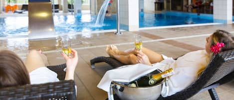 室内游泳池,09:00 至 21:00 开放,日光浴躺椅