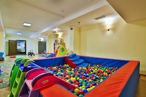 Tempat bermain anak – indoor