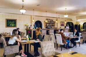 S'hi serveixen dinars, sopars i plats de cuina polonesa