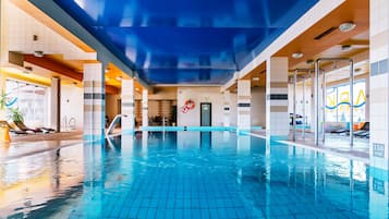 Indendørs pool, åben fra kl. 09.00 til kl. 21.00, liggestole