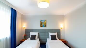 ๋๋ธ๋ฃธ ๋๋ ํธ์๋ฃธ | ์ฑ
์, ์๋ง ์ปคํผ, ๊ฐ์ด ์นจ๋, ๋ฌด๋ฃ WiFi