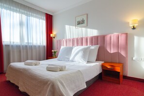 Dobbelt- eller tomannsrom | Skrivebord, blendingsgardiner og ekstrasenger (mot et tillegg)