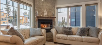 Renovated Executive House On The Lower Knoll - Pet Friendly, Hot Tub