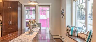 Renovated Executive House On The Lower Knoll - Pet Friendly, Hot Tub