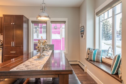 Main House on Knoll - semi-private hot tub, pet friendly, steps from the skiway