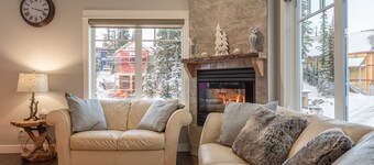 Main House on Knoll - semi-private hot tub, pet friendly, steps from the skiway