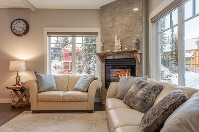 Main House on Knoll - semi-private hot tub, pet friendly, steps from the skiway