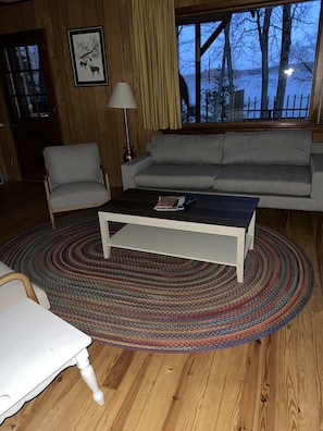 Un salon avec un canapé, un fauteuil et une table basse.
