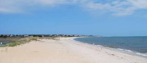 Una spiaggia nelle vicinanze