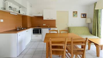 Microondas, placa de cocina, lavavajillas y tostadora