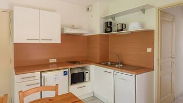 Mikrowelle, Herdplatte, Geschirrspüler, Toaster