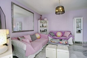 Smart TV, chimenea y libros 