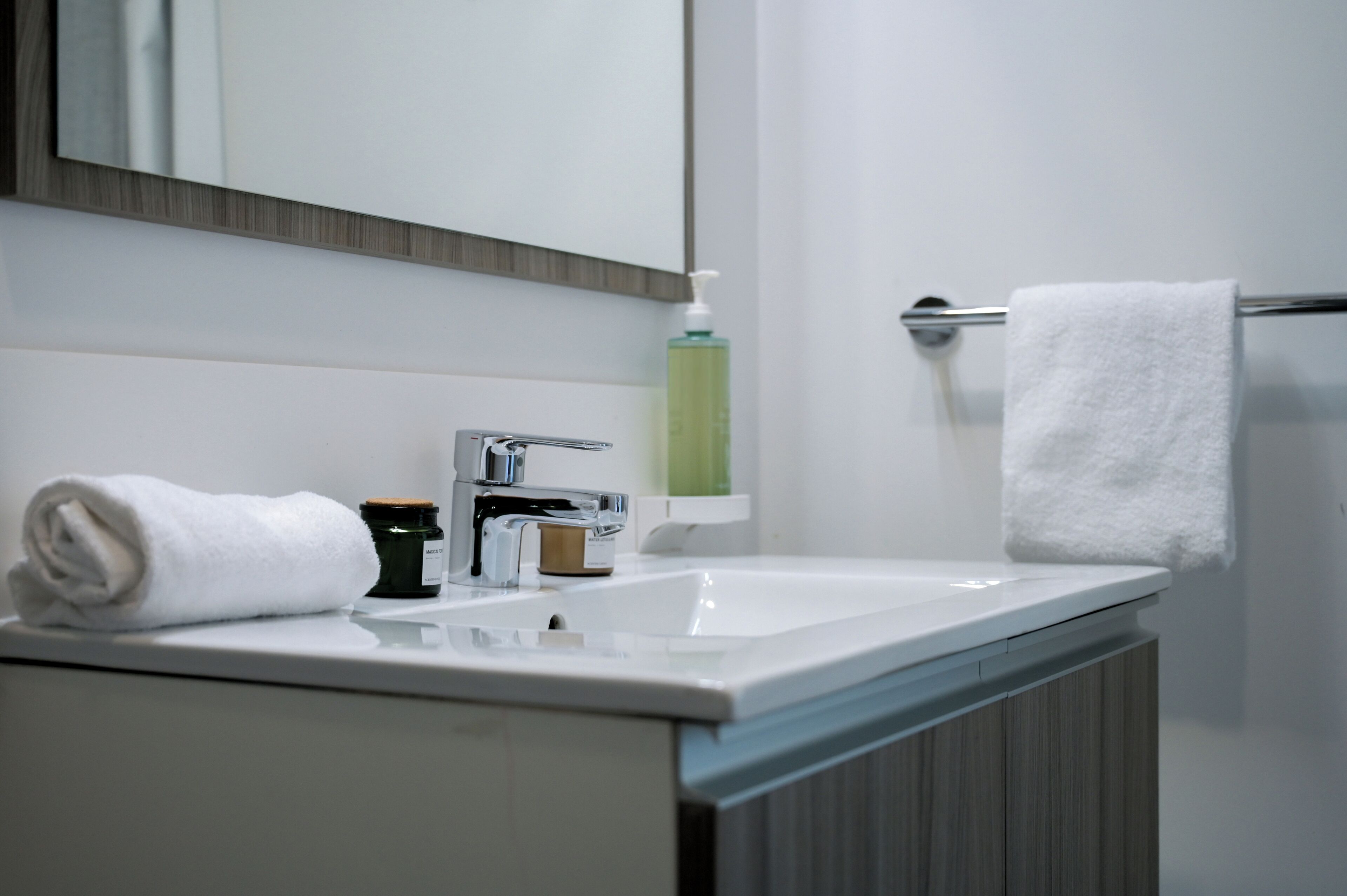 Douche, articles de toilette gratuits, sèche-cheveux