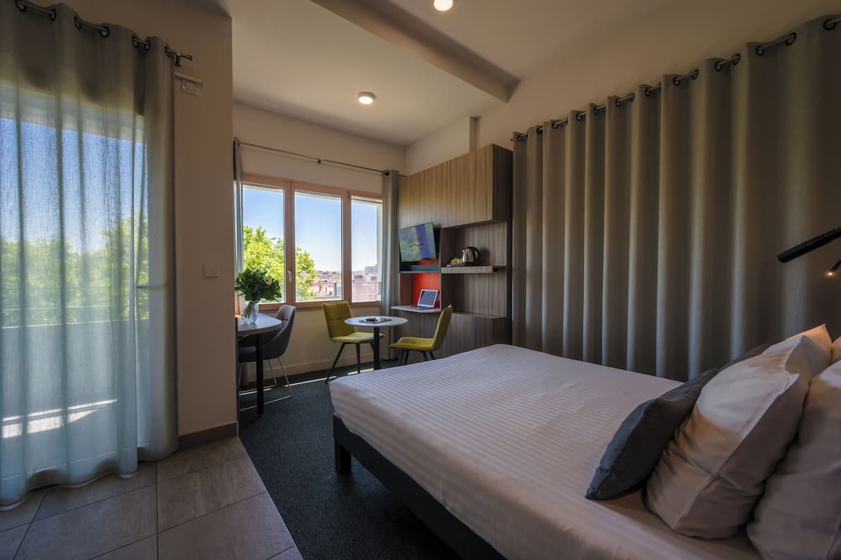 Studio, 1 lit double, non-fumeurs | Coffres-forts dans les chambres, décoration personnalisée