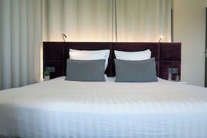 Double Room, 1 Double Bed, Non Smoking | In-room safe, individually decorated, individually furnished, desk - Nemea Appart Hotel So Cloud Lyon Part Dieu (Lyon)