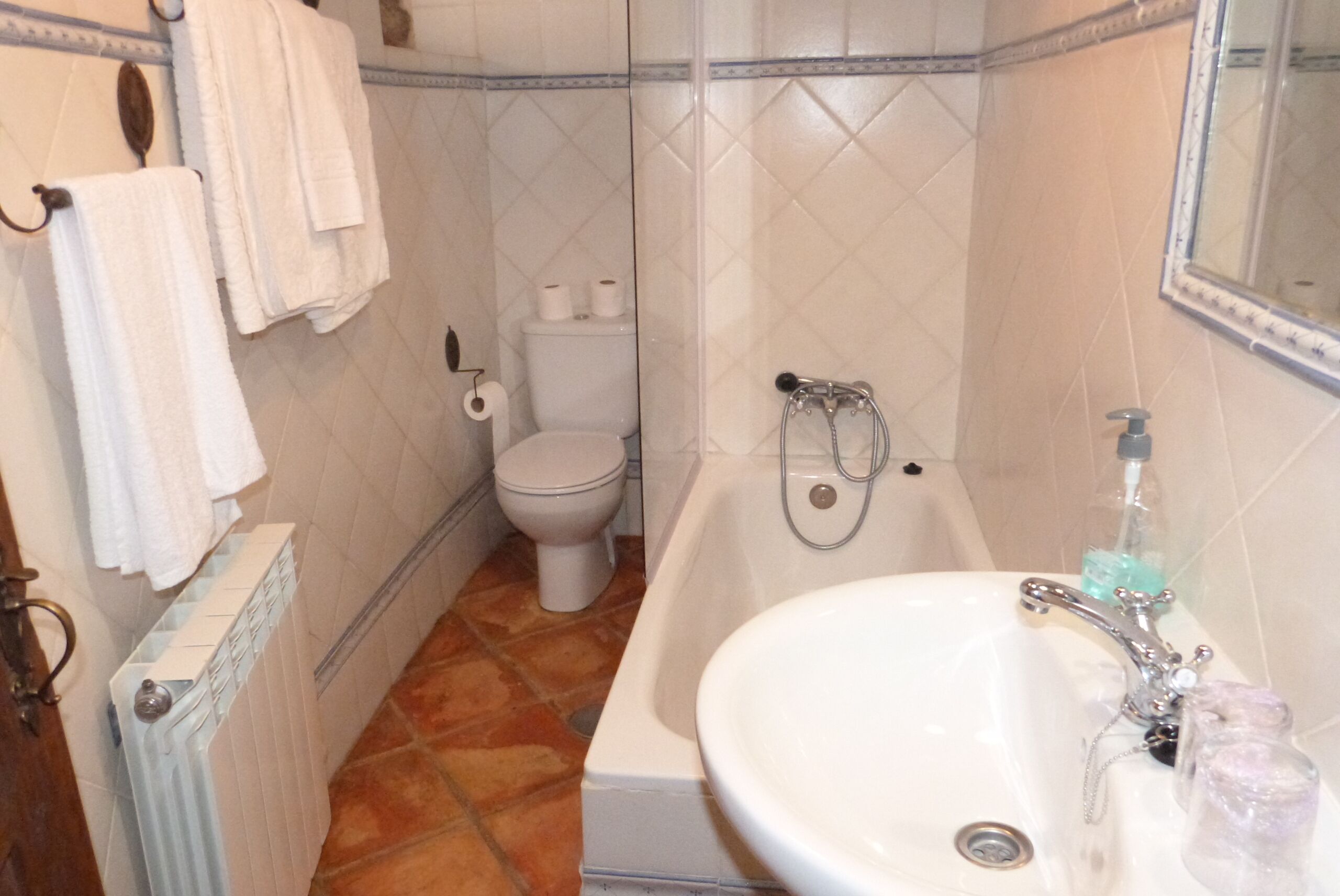 Un baño con bañera, inodoro y lavabo.