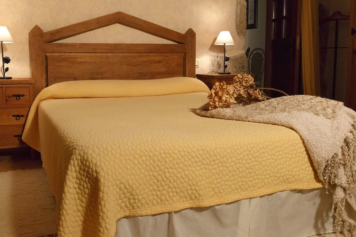 Quarto casal superior | Wi-Fi de cortesia, roupa de cama