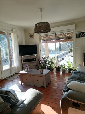 Smart TV, fireplace, DVD player, ping pong - Exceptional view 4 km from l'isle/sorgue (Velleron)